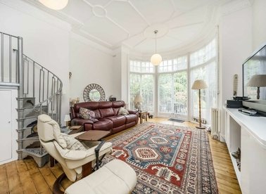 Properties for sale in Queens Avenue - N10 3NR view1