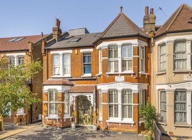 Redbourne Avenue, London, N3