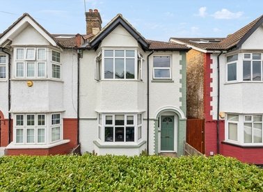 Properties for sale in Robinson Road - SW17 9DW view1