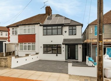Properties for sale in Sandringham Gardens - N12 0NY view1