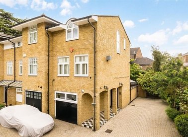 Properties for sale in Shaftesbury Mews - SW4 9BP view1