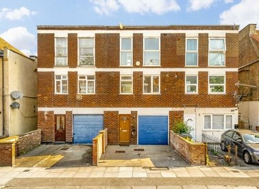 Properties for sale in Station Road - N3 2SG view1