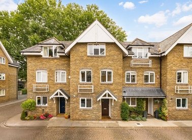 Properties for sale in Thames Close - TW12 2ET view1