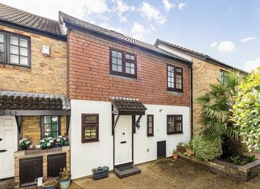 Properties for sale in The Farthings - KT2 7PT view1