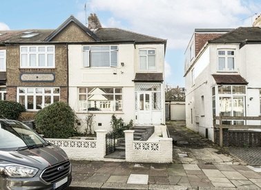 Properties for sale in Torrington Gardens - N11 2AB view1