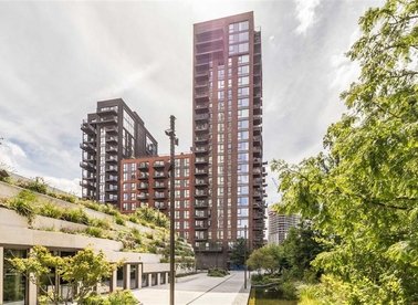 Properties for sale in Viaduct Gardens - SW11 7EG view1