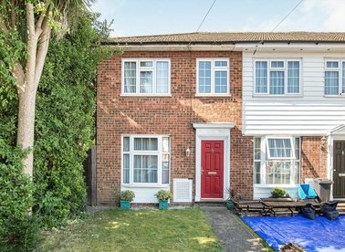 Properties for sale in Vincent Row - TW12 1RB view1