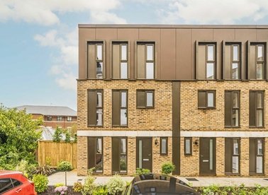 Properties for sale in Walton Court Gardens - KT12 1FS view1