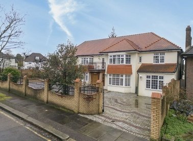 Properties for sale in Weymouth Avenue - NW7 3JE view1