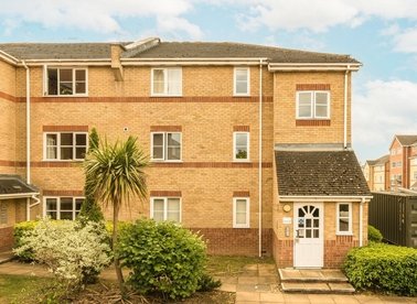 Properties for sale in Winery Lane - KT1 3GF view1