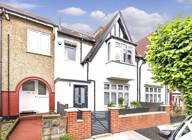 Properties to let in Alyth Gardens - NW11 7EN view1