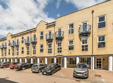 Properties to let in Arden Crescent - E14 9WA view1