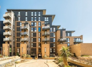 Properties to let in Baltic Avenue - TW8 0FU view1