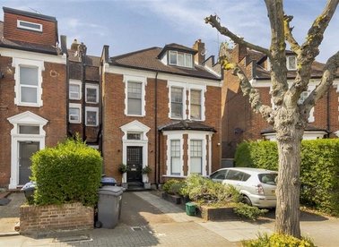 Properties to let in Blenheim Gardens - NW2 4NS view1