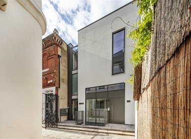 Properties to let in Borough High Street - SE1 1XN view1