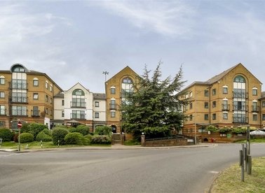 Properties to let in Brent Cross Gardens - NW4 3BG view1