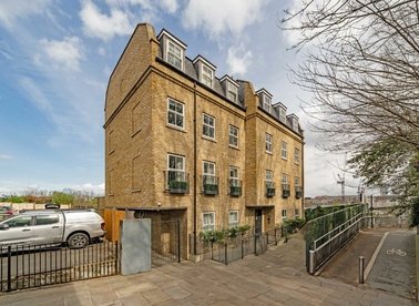 Properties let in Cadogan Close - E9 5FU view1