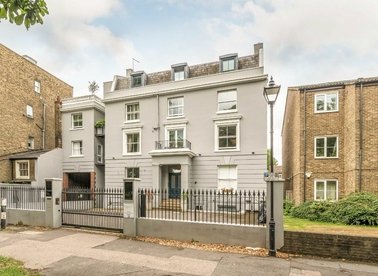 Properties to let in Clapham Common South Side - SW4 9DA view1