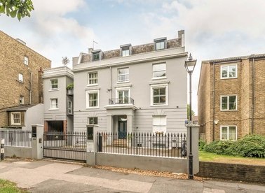Properties to let in Clapham Common South Side - SW4 9DA view1