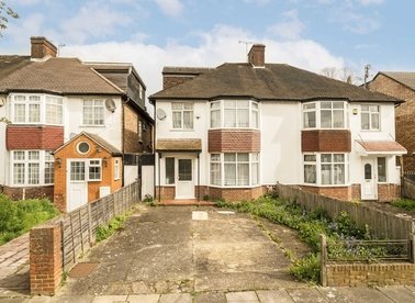 Properties to let in Creswick Road - W3 9HG view1