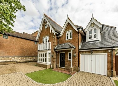 Properties let in Devey Close - KT2 7DZ view1