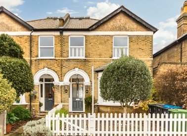 Properties to let in Ellerton Road - KT6 7TX view1