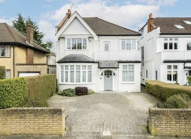 Properties to let in Etchingham Park Road - N3 2DU view1