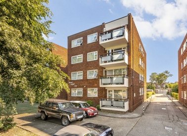 Properties to let in Etchingham Park Road - N3 2DZ view1