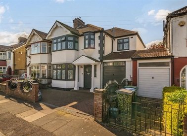 Properties to let in Fleetwood Road - NW10 1NP view1