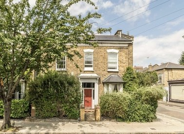 Properties let in Forest Road - E8 3BL view1