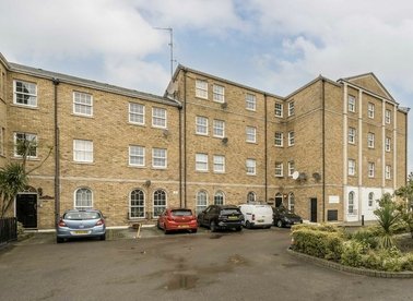 Properties let in Frederick Square - SE16 5XR view1