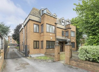 Properties let in Friern Park - N12 9BL view1