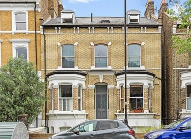 Properties to let in Gauden Road - SW4 6LR view1
