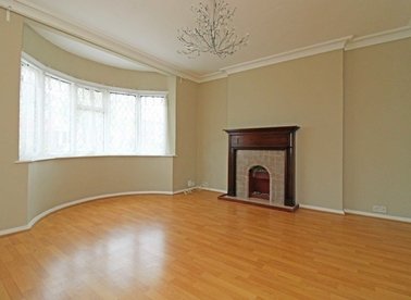Properties to let in Gibbon Road - W3 7AF view1