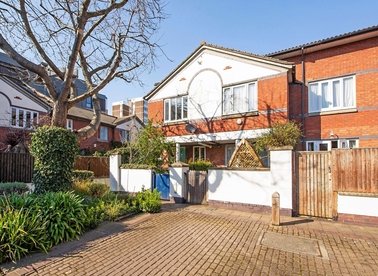 Properties let in Gloucester Square - E2 8RS view1
