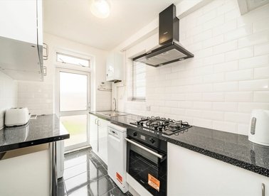 Properties to let in Gorringe Park Avenue - CR4 2DH view1