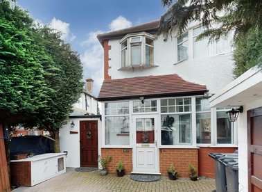 Properties to let in Great North Way - NW4 1HS view1