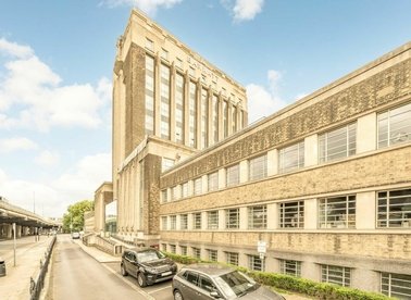 Properties to let in Great West Road - TW8 0HE view1