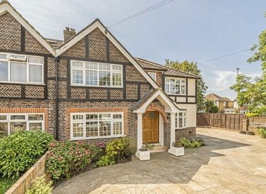 Properties to let in Hampton Court Avenue - KT8 0BQ view1