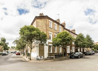 Properties to let in Heyford Avenue - SW8 1ED view1