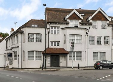Properties to let in High Street - TW12 2GH view1