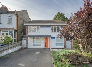 Properties to let in Holdenhurst Avenue - N12 0JA view1