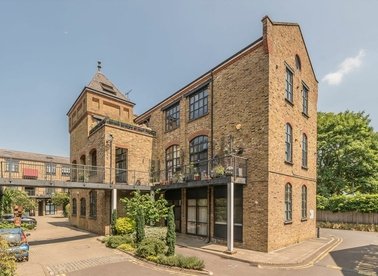 Properties let in Independent Place - E8 2HE view1