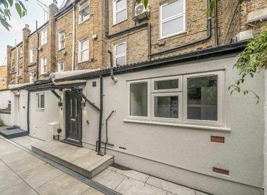 Properties to let in Killyon Terrace - SW8 2XP view1