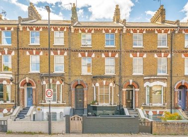 Properties to let in Lansdowne Way - SW8 2NP view1