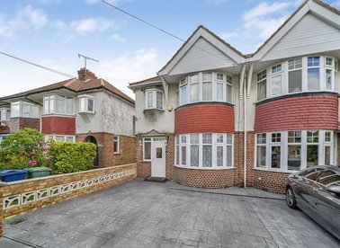 Properties to let in Longford Avenue - UB1 3QN view1
