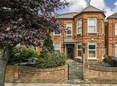 Properties to let in Manstone Road - NW2 3XG view1