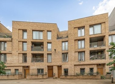 Narrowboat Avenue, Brentford, TW8