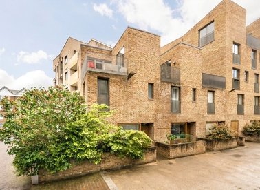 Narrowboat Avenue, Brentford, TW8