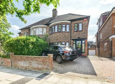 Properties let in Nether Street - N3 1JJ view1